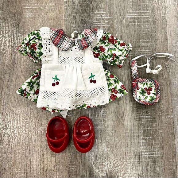 Muffy VanderBear Travel Trunk with 5 outfits and dog Lulu - Picture 9 of 9